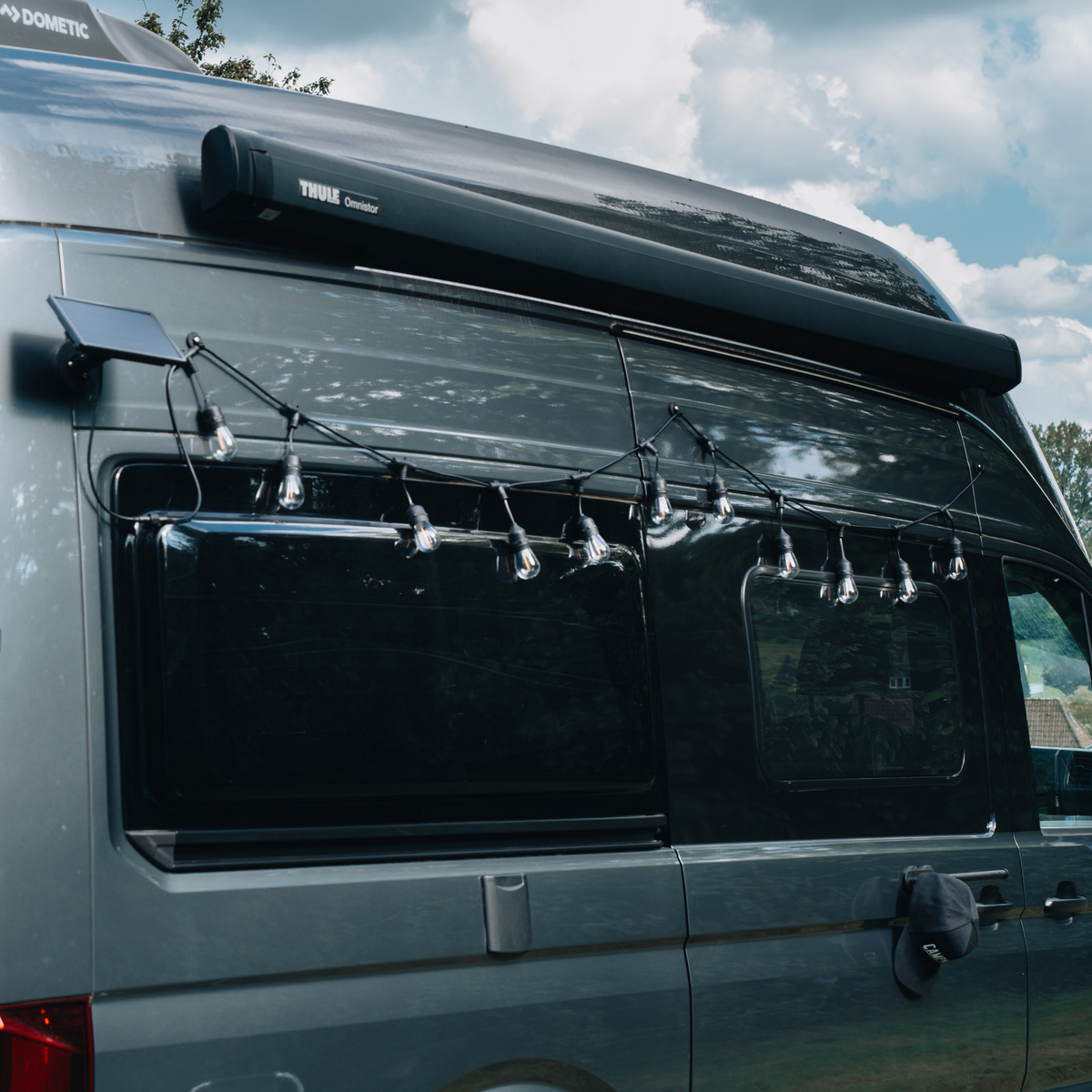 Campnetic Solar-Lichterkette auf dem Camper Van mit Magnethalterung