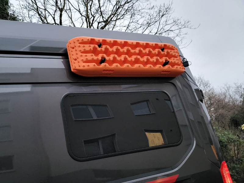 Ford Transit mit Sandboard Halterung mit Magneten