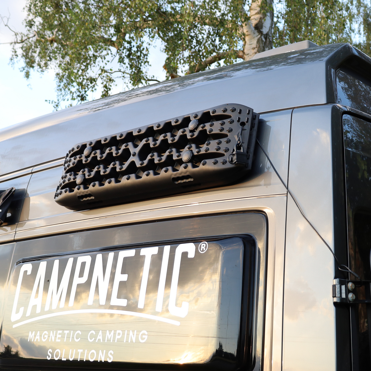 Campnetic Diebstahlsicherung für magnetische Sandboards an einem Campervan