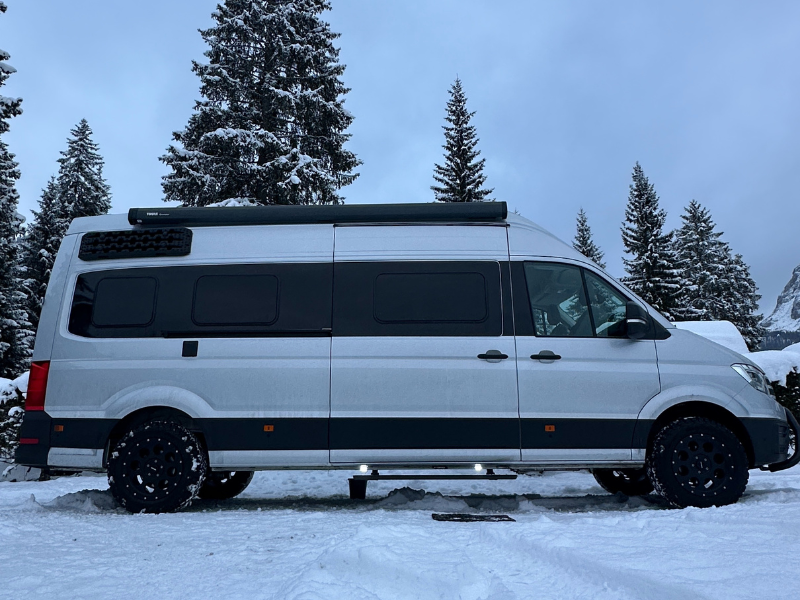 VW Grand California 680 mit magnetischen Sandboards im Winter