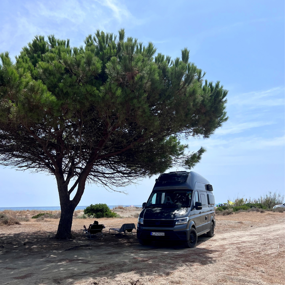 VW Grand California mit Campnetic Sandboards ohne zu bohren unter einem Baum