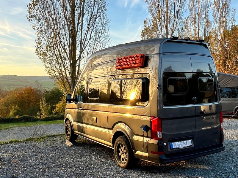 VW Grand California 600 mit orangenen Sandboards angebracht mit der Campnetic Universalhalterung für Sandboards mit Magneten