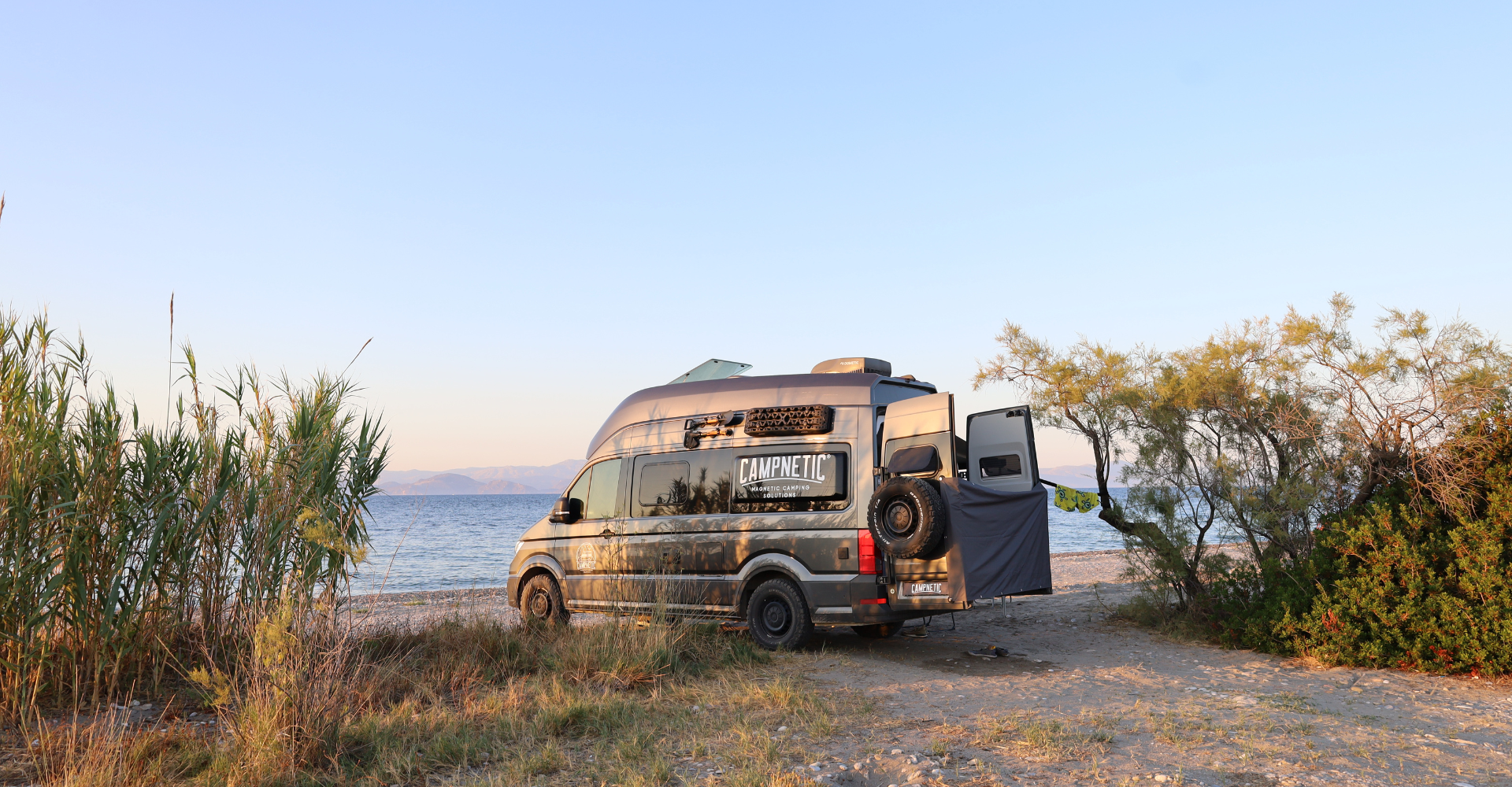 Sandboards an einem VW Grand California 600 mit magnetischen Halterungen