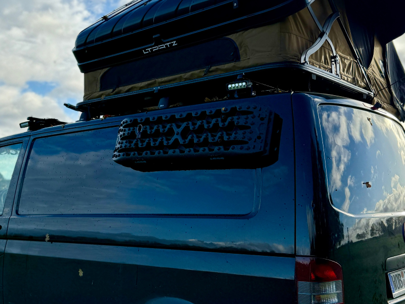 VW Transporter mit magnetischen Sandboards in schwarz angebracht