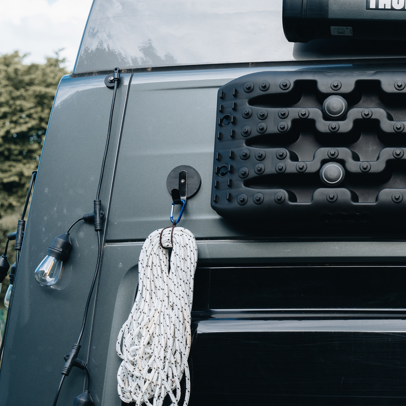 Magnetischer Haken von Campnetic befestigt am Campervan