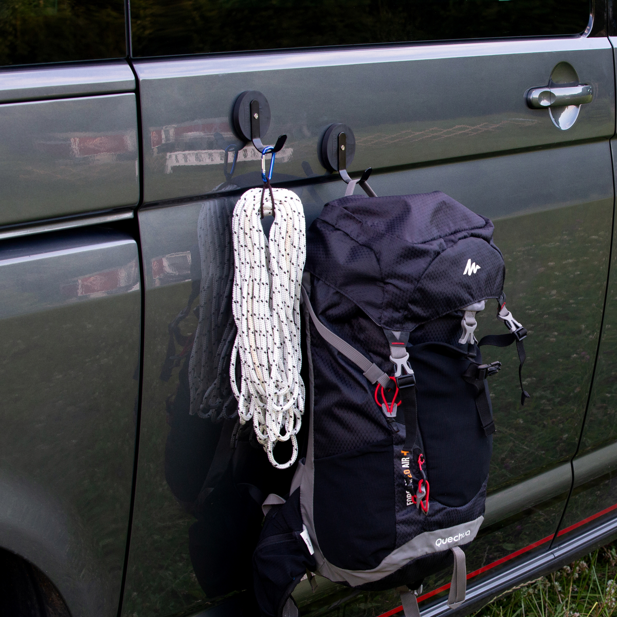 Campnetic Magnethaken befestigt am VW California, Seil und Rucksack sind aufgegangen.