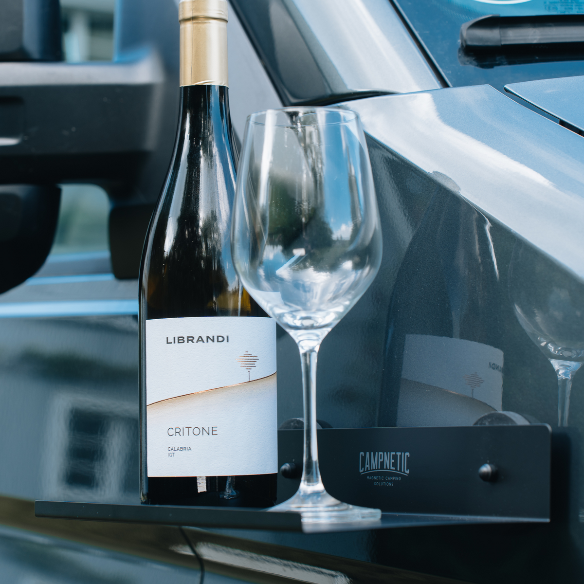 Campnetic magnetisches Regal am VW Grand California und Wein und Weinglas abgestellt