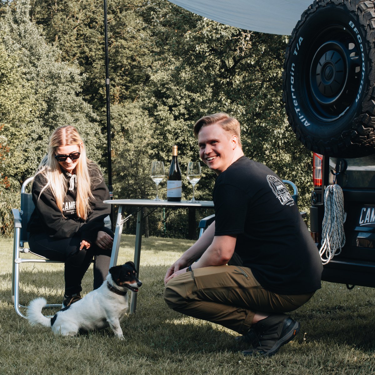 Camper mit Hund vor Campnetic Camping Artikel