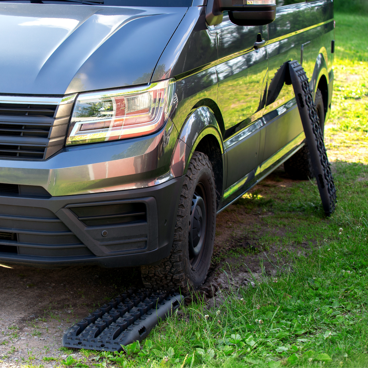 Campnetic Sandboard Set in Benutzung am Offroad Camper mit magnetischer Halterung