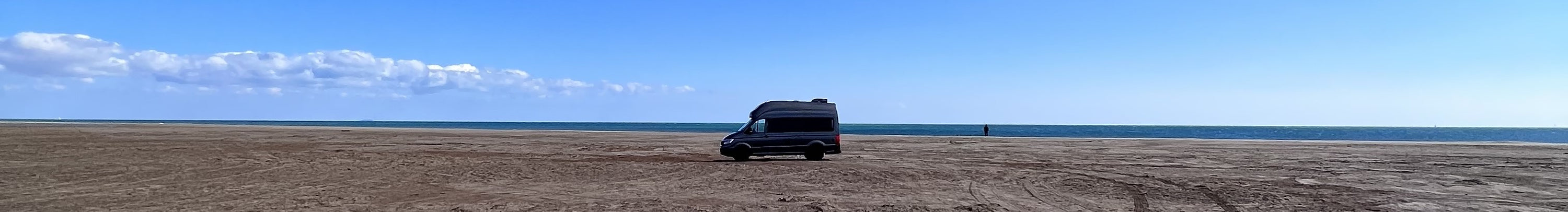 VW Grand California am Strand mit Campnetic Camping Artikel